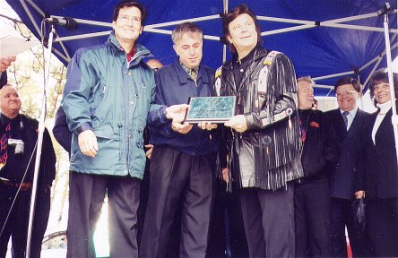 Bobby Presented a Plaque by the Thunder Bay Italian Community