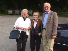 [1] Don and Kathy Mitchell welcome Louise Hillman to England
