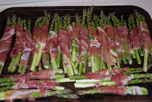 Prosciutto wrapped asparagus